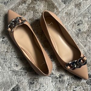 EUC Marc Fisher LTD chain link flats